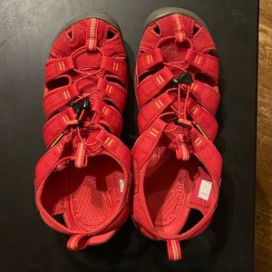 Women’s keen sandals.